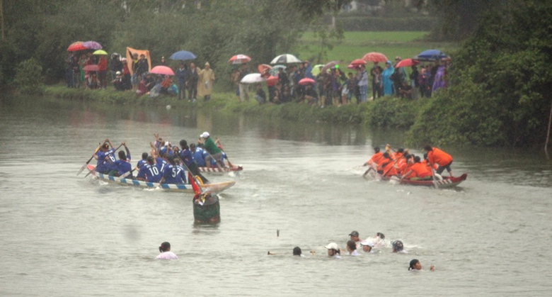 Bat- chap- nguy- hiem- dua- nhau- len- cau- duong-