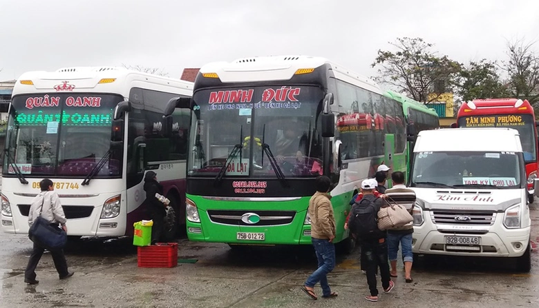Can- canh- xe- don- khach- doc- duong- tren- QL1- 
