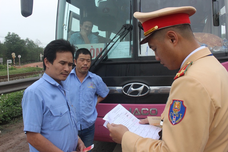 Hang- loat- xe- khach- dinh- toc- do- cho- qua- kh