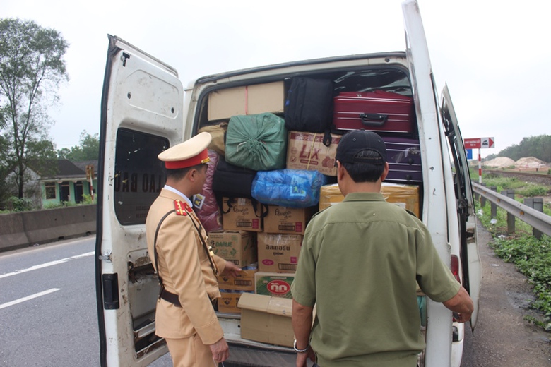 Hang- loat- xe- khach- dinh- toc- do- cho- qua- kh