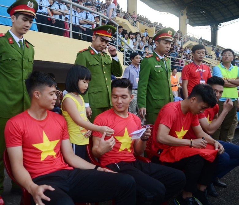 Cau- thu- U23- lam- nong- san- Tu- Do- Hue- ngay- 