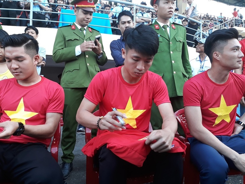 Cau- thu- U23- lam- nong- san- Tu- Do- Hue- ngay- 