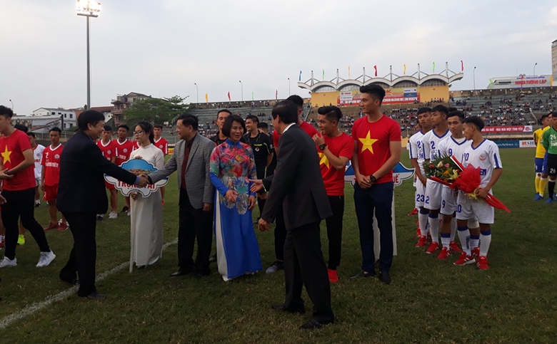 Cau- thu- U23- lam- nong- san- Tu- Do- Hue- ngay- 