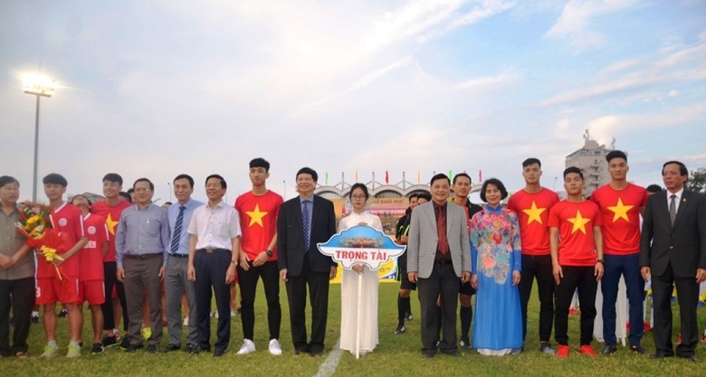 Cau- thu- U23- lam- nong- san- Tu- Do- Hue- ngay- 