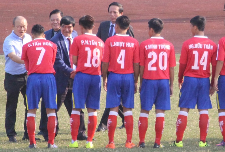 HLV- Park- Hang-seo- xem- gio- cau- thu- U19- tren