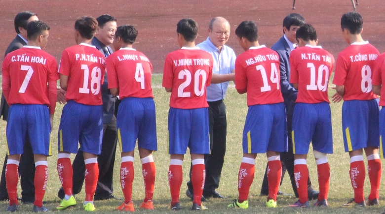 HLV- Park- Hang-seo- xem- gio- cau- thu- U19- tren