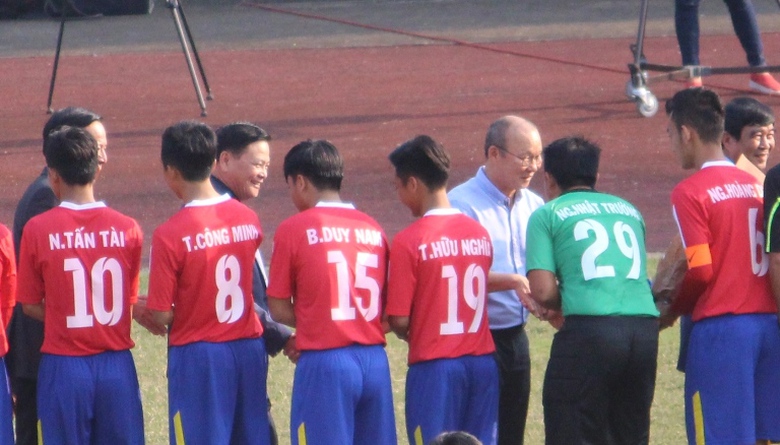 HLV- Park- Hang-seo- xem- gio- cau- thu- U19- tren
