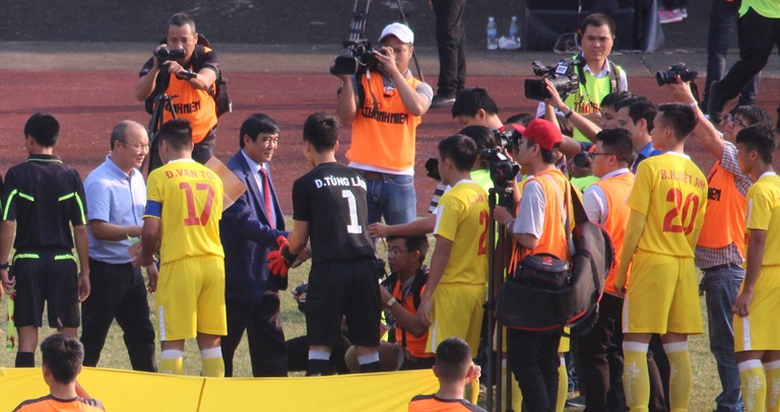 HLV- Park- Hang-seo- xem- gio- cau- thu- U19- tren