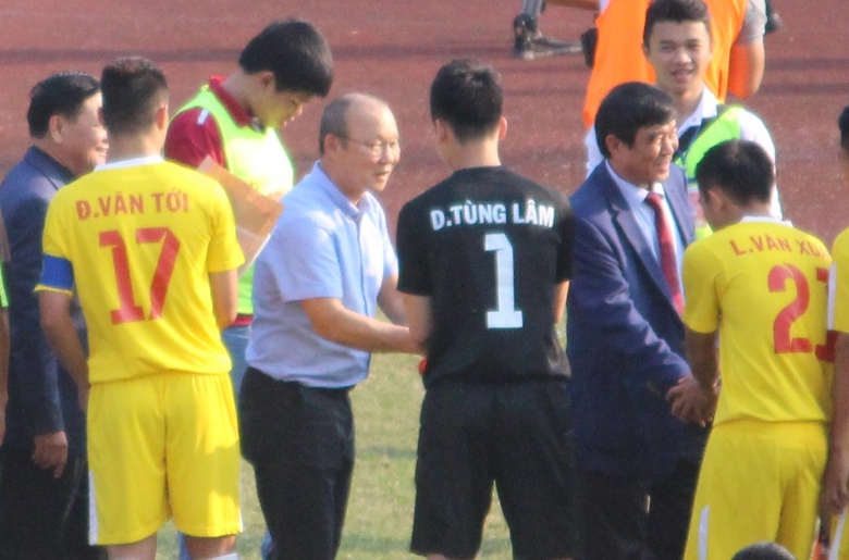 HLV- Park- Hang-seo- xem- gio- cau- thu- U19- tren