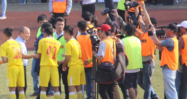 HLV- Park- Hang-seo- xem- gio- cau- thu- U19- tren