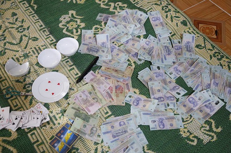 Cong- an- dot- kich- luc- nua- dem- bat- qua- tang