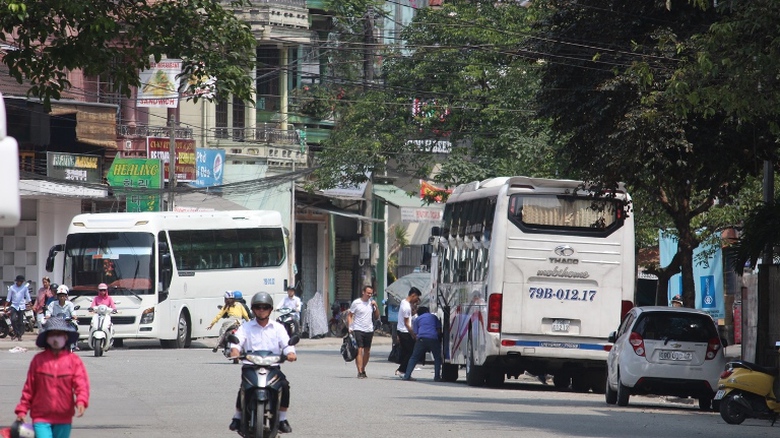 Xe- tuyen- co- dinh- dua- nhau- vao- pho- van- pho