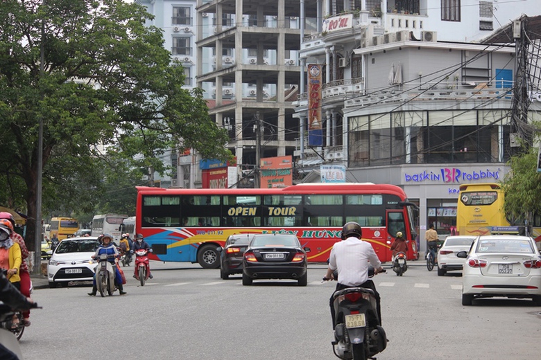 Xe- tuyen- co- dinh- dua- nhau- vao- pho- van- pho