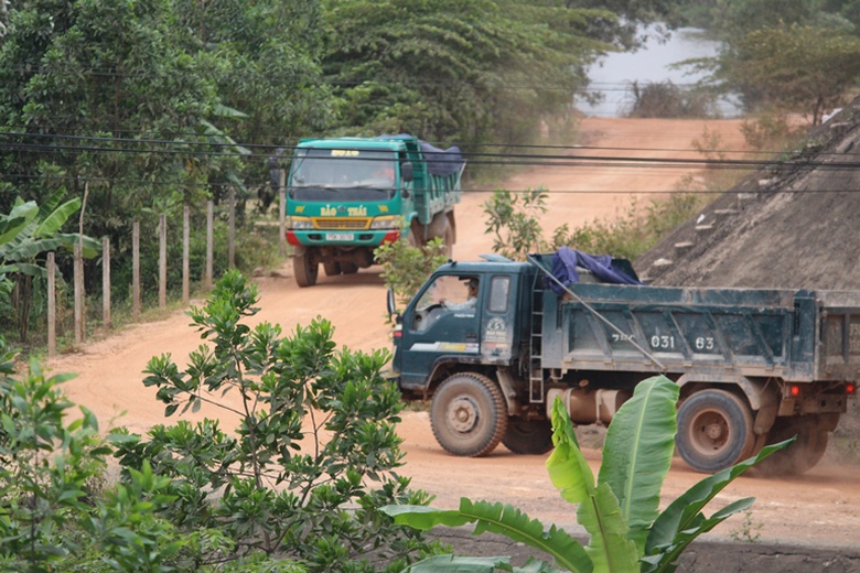 Sau- bi- dan- phong- toa- duong- xe- cho- dat- tun