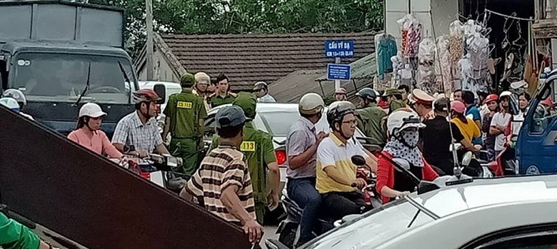 Va- cham- giao- thong- lai- xe- o- to- doi- xu- ng