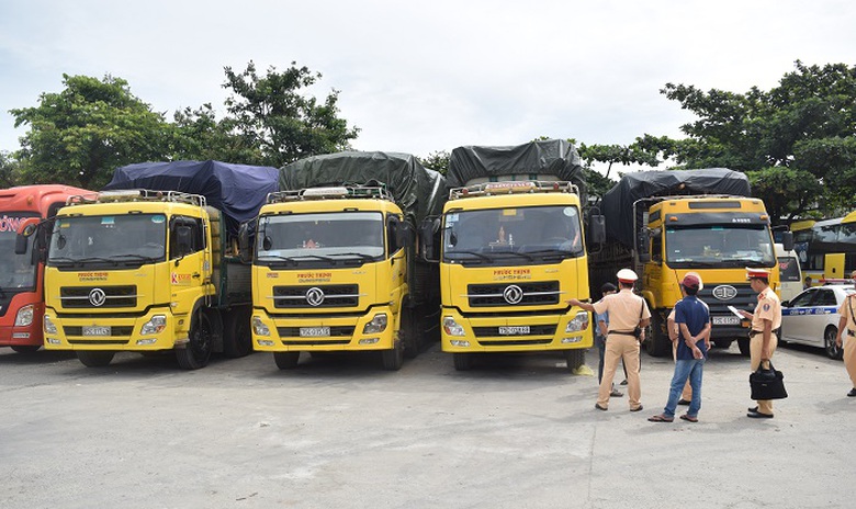 Tam- giu- 4- xe- cho- go- tram- qua- kho- tai- xe-