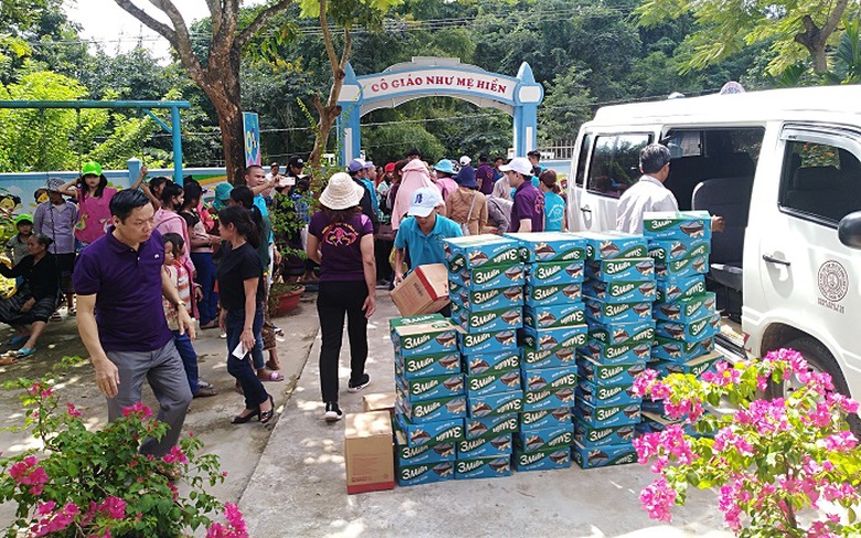 Trao- hang- tram- ao- am- mua- dong- cho- hoc- sin