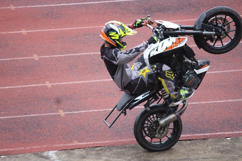 Bieu- dien- mo- to- xe- dap- long- chao- khuay- do