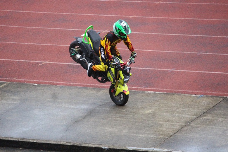 Bieu- dien- mo- to- xe- dap- long- chao- khuay- do