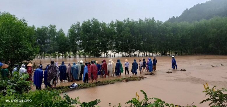 Qua- tran- khe- Ngang- mot- thanh- nien- o- Hue- b