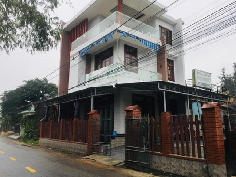 Thanh- nien- dam- guc- be- gai- cuop- day- chuyen-