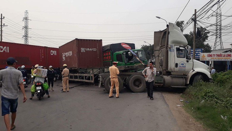 Container chắn giữa lộ.