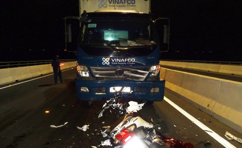 Điều khiển xe ngược chiều tr&ecirc;n cầu Cao L&atilde;nh, 2 ngư