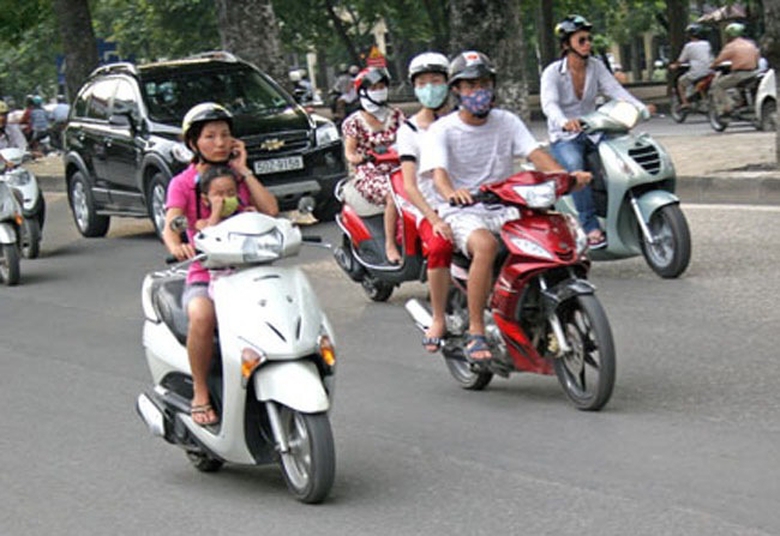 lai xe nghe dien thoai hinh anh