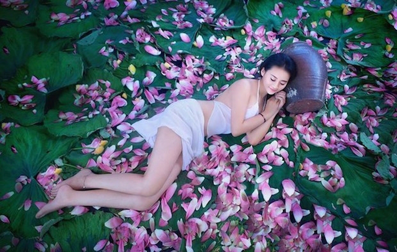 nu-canh-sat-chup-anh-nhay-cam-hinh-anh-7