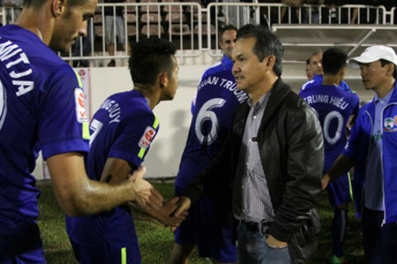 bau-duc-chan-bong-da