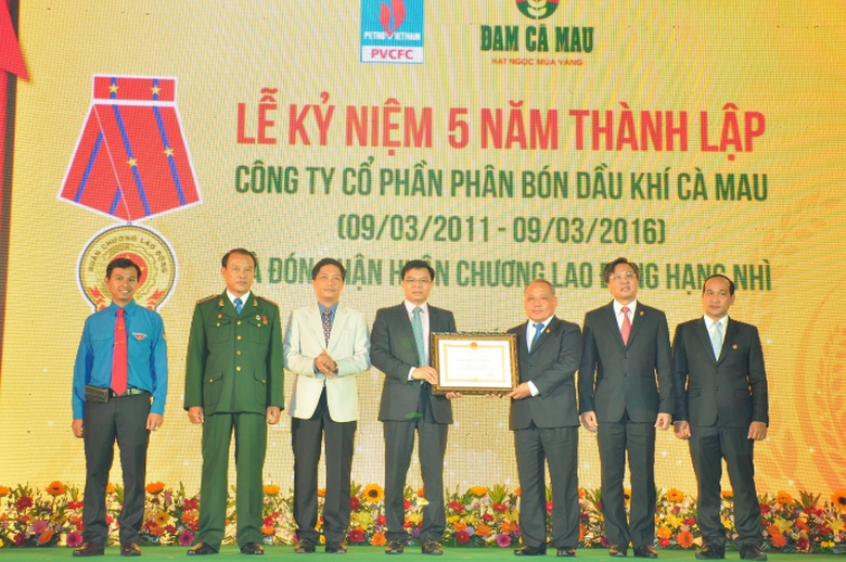 đ&oacute;n nhận hu&acirc;n chương
