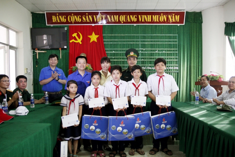 Tặng qu&agrave; ngh&atilde; t&igrave;nh bi&ecirc;n giới hải đảo