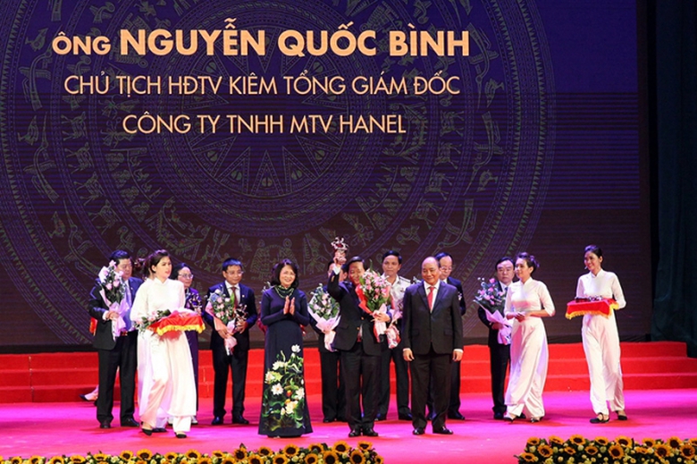 TGĐ Hanel Nguyễn Quốc B&igrave;nh nhận c&uacute;p Th&aacute;nh Gi&oacute;ng 20
