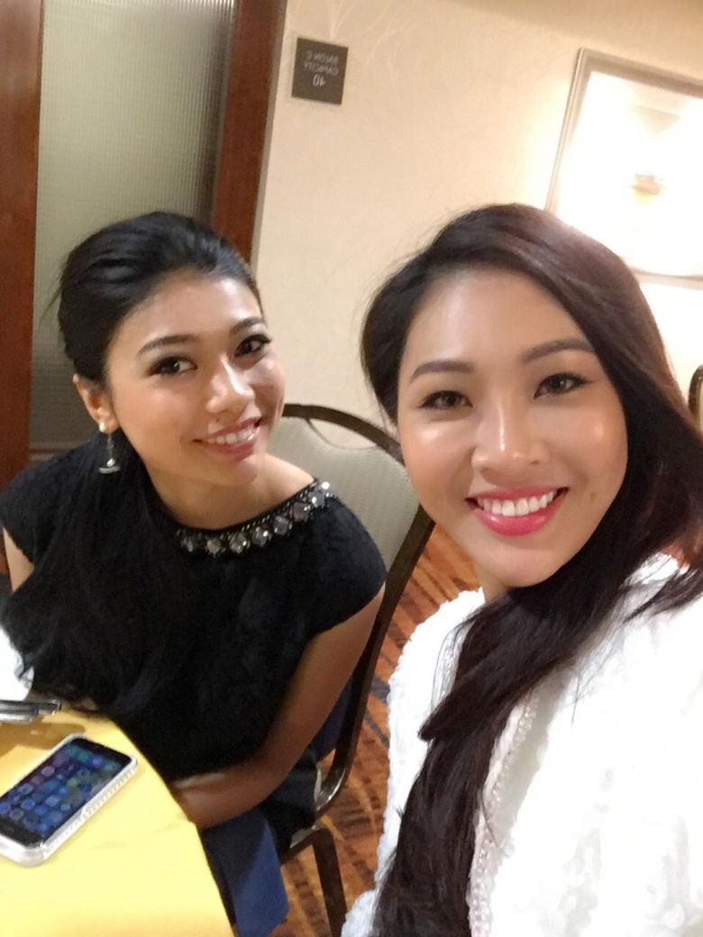 Dieu Ngoc va cac thi sinh an uong sau khi ghi hinh