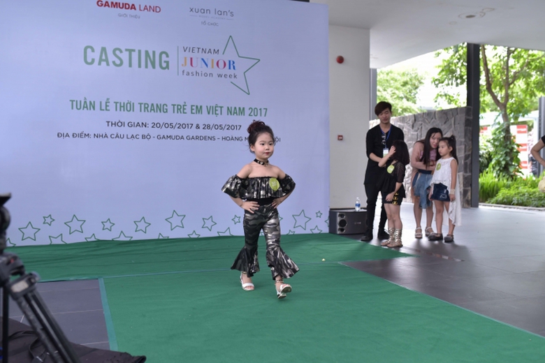 Cac nguoi mau nhi trinh dien kha nang catwalk truo