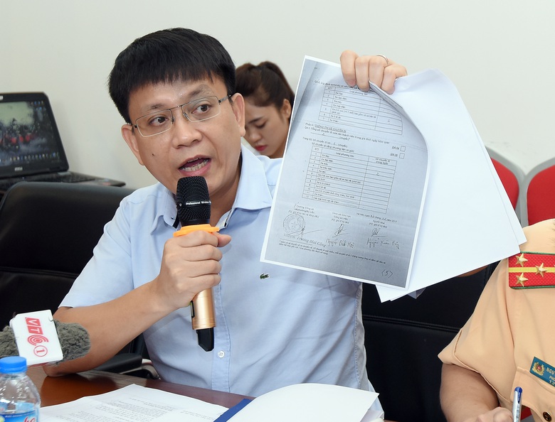 &Ocirc;ng Mười cung cấp cho b&aacute;o ch&iacute; mẫu phiếu khảo s&aacute;t