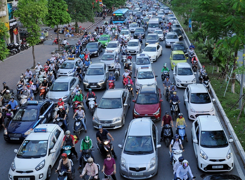 Lượng xe &ocirc; t&ocirc; tham gia uber, grab tăng ch&oacute;ng mặt l