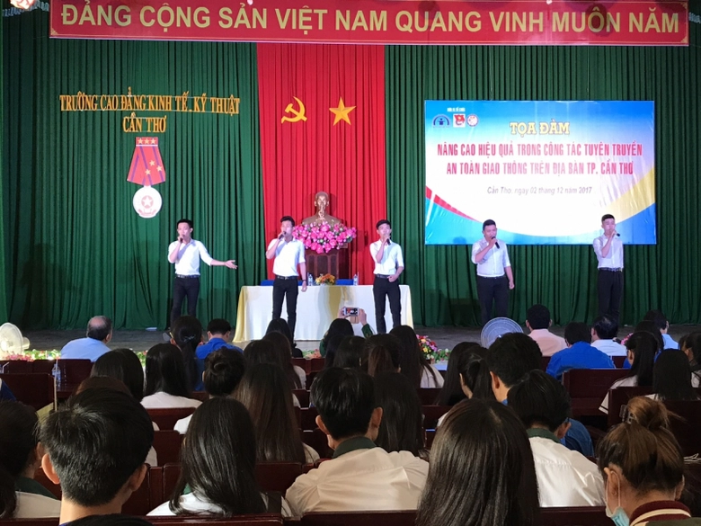 Tốp ca nam tr&igrave;nh diễn b&agrave;i h&aacute;t Th&agrave;nh Phố mến y&ecirc;u mở