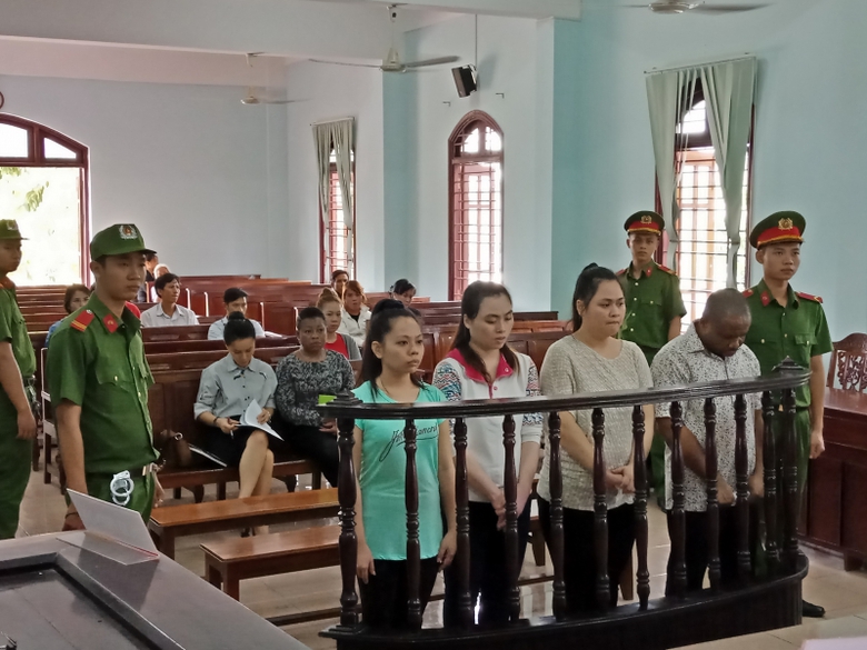 C&aacute;c bị c&aacute;o tại phi&ecirc;n t&ograve;a x&eacute;t xử (thứ tự từ Micheal