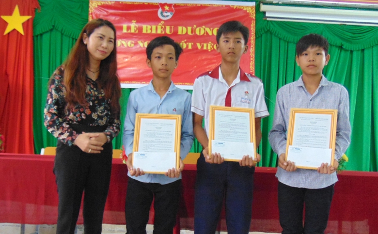 Đại diện TU Đo&agrave;n trao phần thưởng cho c&aacute;c em