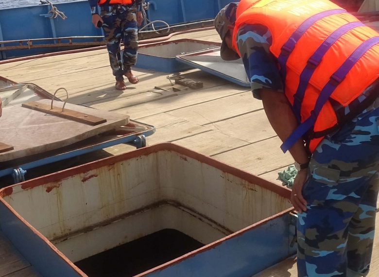 t&agrave;u vận chuyển dầu lậu