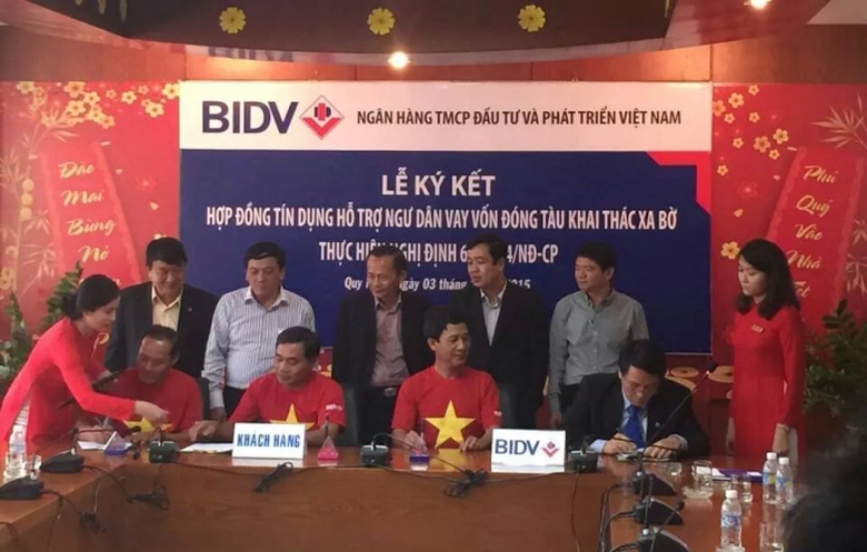 BIDV k&yacute; hợp đồng với ngư d&acirc;n vay vốn đ&oacute;ng t&agrave;u vỏ t