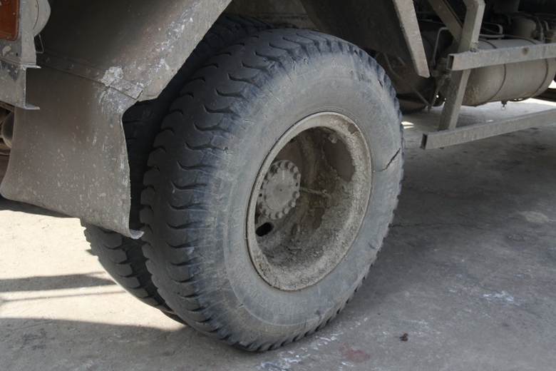 bat-giu-4-xe-tai-het-han-dang-kiem-cho-qua-tai