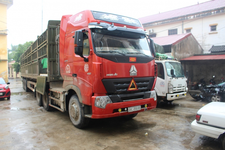 bat-gon-lo-hang-phao-no-tren-xe-dau-keo1