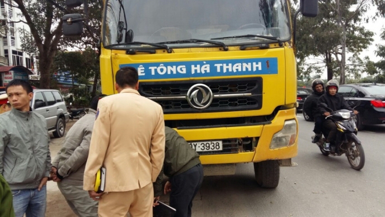 Xe-cho-be-tong-cuon-nat-bet-nguoi-di-xedap1