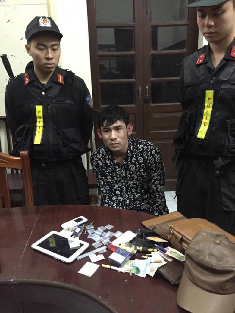 Canh-sat-co-dong-bat-gon-doi-tuong-tang-tru-ma-tuy