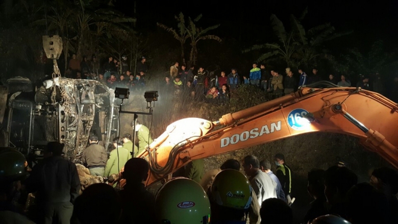 Bat-dau-giai-phong-hien-truong-vu-xe-khach-huc-xe-