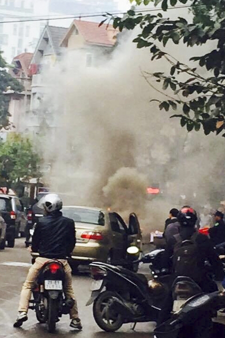 Tin-moi-Ha-Noi-Xe-o-to-bat-ngo-boc-chay-nguoi-dan-