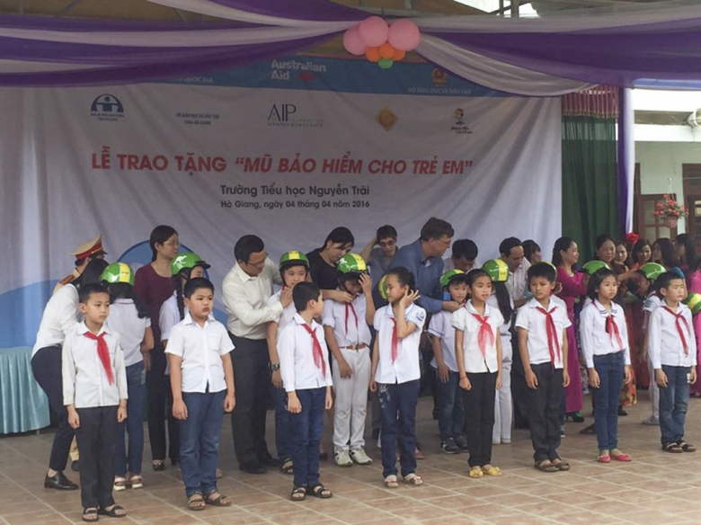 Trao-mu-bao-hiem-cho-tre-em-Ha-Giang1