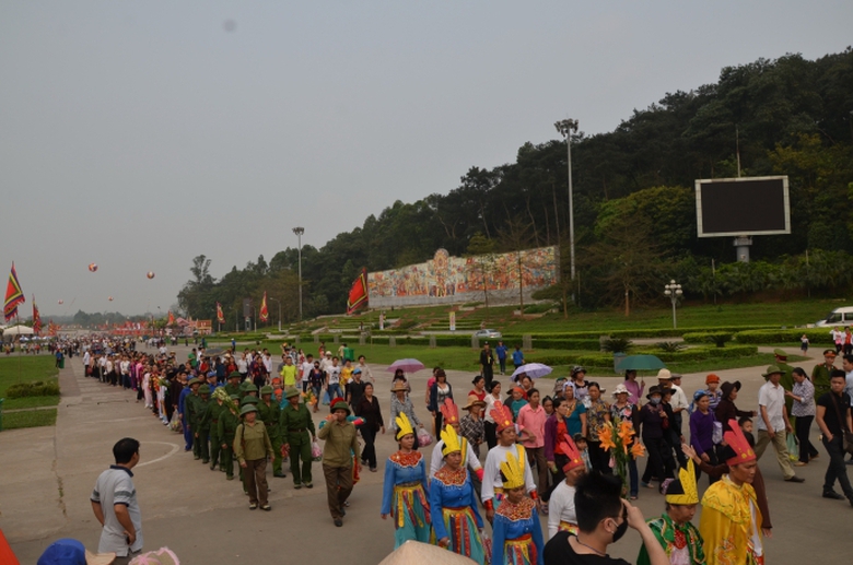 Tham-gia-giao-thong-the-nao-dip-Gio-To-den-Hung-20